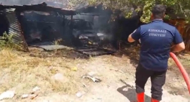 Tutuşan otlar garajdaki otomobili yaktı