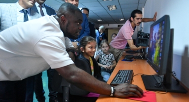 ÜNLÜ FUTBOLCU GERALD ASAMOAH “ANKARA SOKAKLARINDA ÇALIŞAN ÇOCUKLAR MERKEZİ”Nİ ZİYARET ETTİ