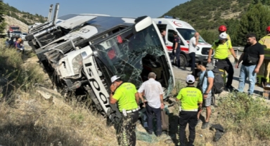 Yolcu otobüsü şarampole devrildi