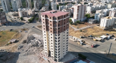 17 katlı bina kontrollü şekilde yıkıldı