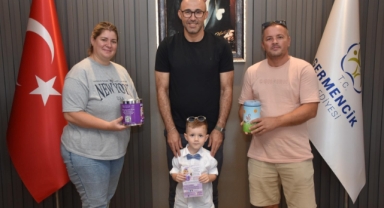 5 yaşındaki Eymen Cangözen anne ve babasıyla Germencik Belediyesine gelerek Başkan Zencirci’ye kumbarasını bağışladı