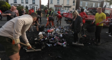 Aşırı sağcılar camiye saldırdı