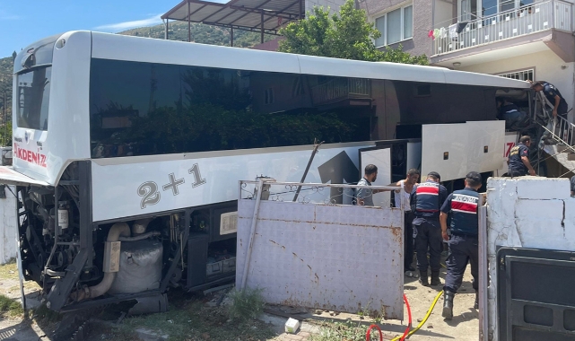 Aydın'da kontrolden çıkan yolcu otobüsü eve daldı
