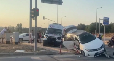 Ayvacık'ta ambulans ile otomobil çarpıştı