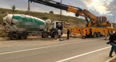 Beton Mikseri Yola Devrildi