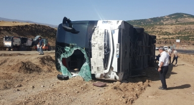 Bingöl'de yolcu otobüsü devrildi