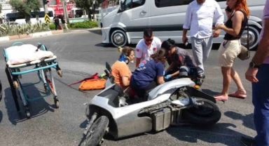 Elektrikli bisikletle otomobil çarpıştı 