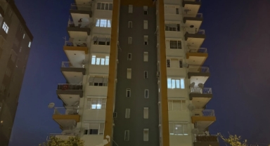 Evindeki eşyaları dışarı attı!