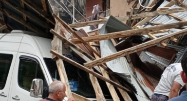 Fırtına 31 evin çatısını uçurdu