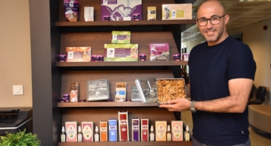 Germencik Belediye Başkanı Burak Zencirci Tariş ürünlerini belediyede sergiliyor. 