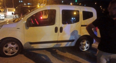 Hafif ticari araç ile motosiklet çarpıştı