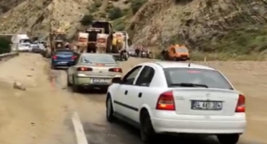 Heyelan sonrası yol ulaşıma kapandı