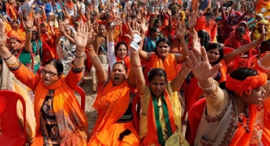 Hindistan'da ayin sırasında izdiham