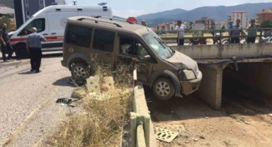 İki otomobil çarpıştı, araçlardan biri köprüde asılı kaldı