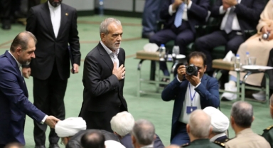 İran Cumhurbaşkanı göreve başladı