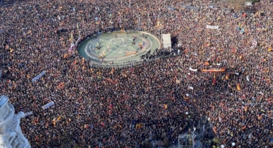 İspanya'da 10 bin kişi dev pankartlarla sokağa indi