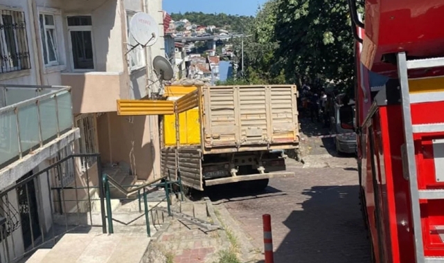 İstanbul'da binaya kamyon çarptı