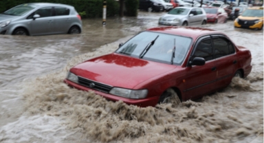 İzmir ve Kütahya'yı sağanak vurdu