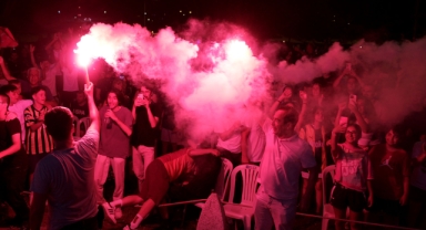 Kemer Belediyesi Deniz Kafe yanında dev ekranda yayınladı
