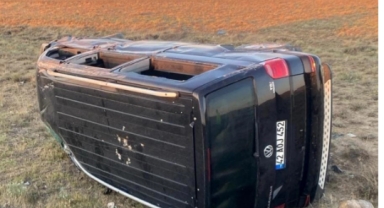 Konya'da hafif ticari araç takla attı