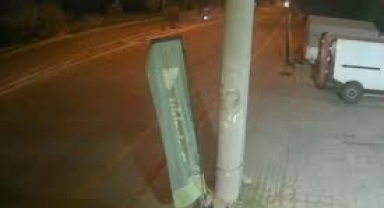 Köpeklerden kaçarken kaza yaptı