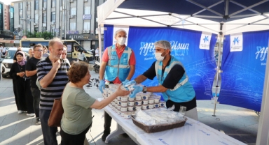 KÜÇÜKÇEKMECE’DE BİNLERCE KİŞİYE AŞURE İKRAM EDİLDİ