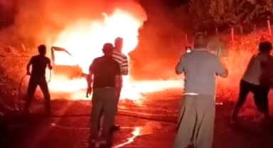 Mersin'de seyir halindeki araçta yangın çıktı