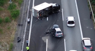 Otomobil ile kamyon çarpıştı