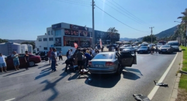 Otomobil ile minibüs çarpıştı