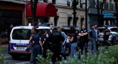 Paris'te araç kafeye daldı