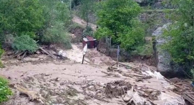 Sağanak dereleri taşırdı