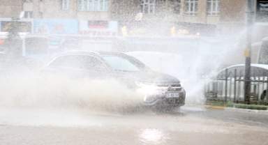 Sağanak hayatı felç etti