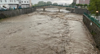 Şiddetli Yağış Hayatı Olumsuz Etkiledi 