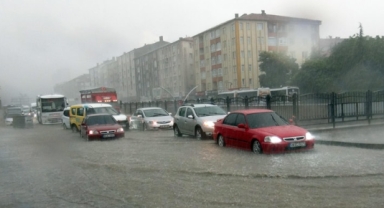 Şiddetli yağmur caddeleri göle çevirdi