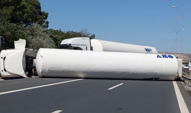 TEM Otoyolu'nda gaz yüklü tanker devrildi