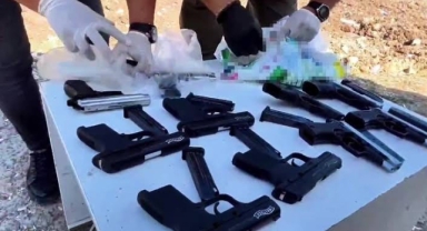 Toz deterjan paketinde 13 silah yakalattı 