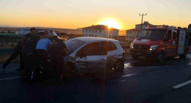 Van-Erciş karayolunda otomobil takla attı 