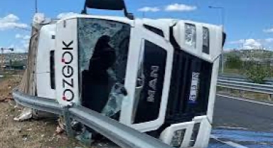 Virajı alamayan kağıt rulo yüklü devrildi 