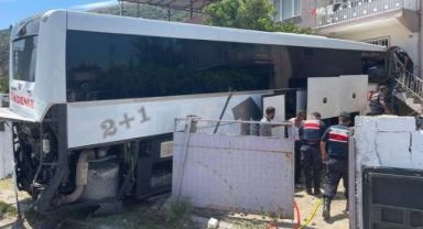 Yolcu otobüsü eve çarptı