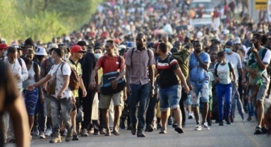 Yüzlerce göçmen ABD sınırına yürüyor