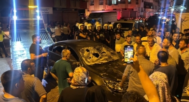 Adana'da otomobil evin önünde oturanlara çarptı