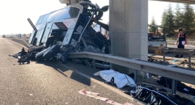 Ankara'da yolcu otobüsü köprünün ayağına saplandı