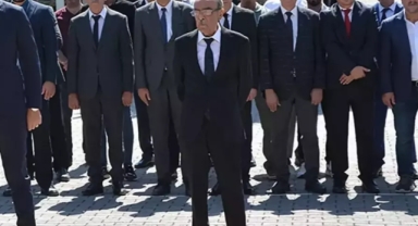 Atatürk anıtının önünde elleri arkada bekledi