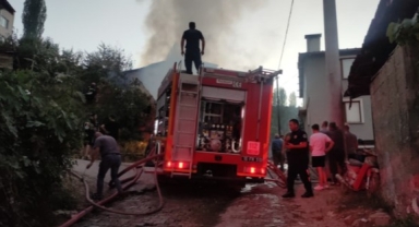 Banyo sobasını yakarken iki katlı ev kül etti