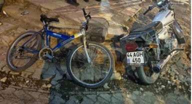 Bisiklet ile motosiklet çarpıştı