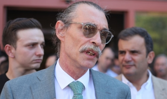 Erdal Beşikçioğlu'ndan skandal karar!
