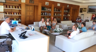 Hayvanseverlerden Kemer Belediye Başkanı Necati Topaloğlu’na ziyaret