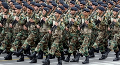 İran bütün askerlerini komşu ülkenin sınırına yığdı