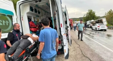 Kamyonet ile Otomobil Çarpıştı