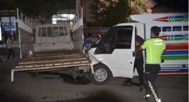 Kamyonetlerin Çarpışması Sonucu 4 Kişi Yaralandı